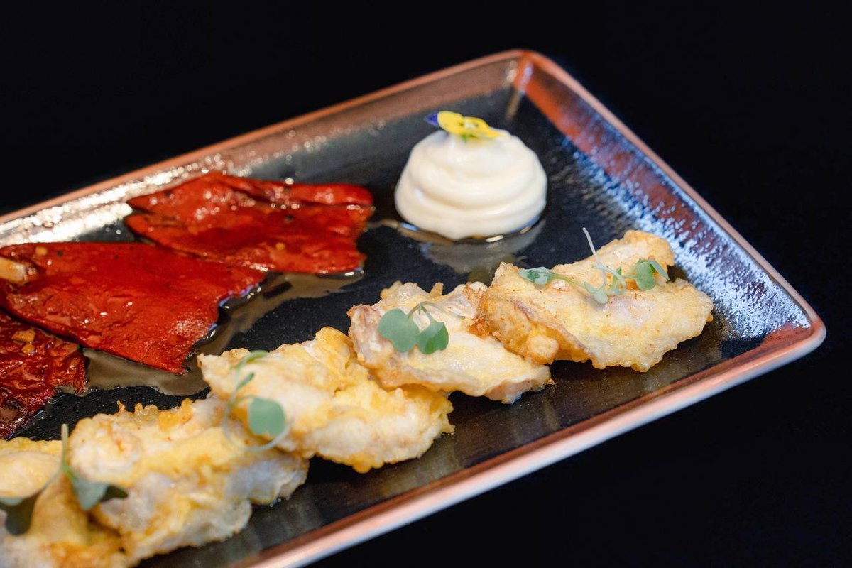 ¡Tradición vasca en un bocado! 😋

Nuestras kokotxas de bacalao rebozadas son una explosión de sabor y textura que no puedes perderte.

lajaranataberna.com

#LaJaranaTaberna #LasalaPlazaHotel #Donostia #SanSebastian