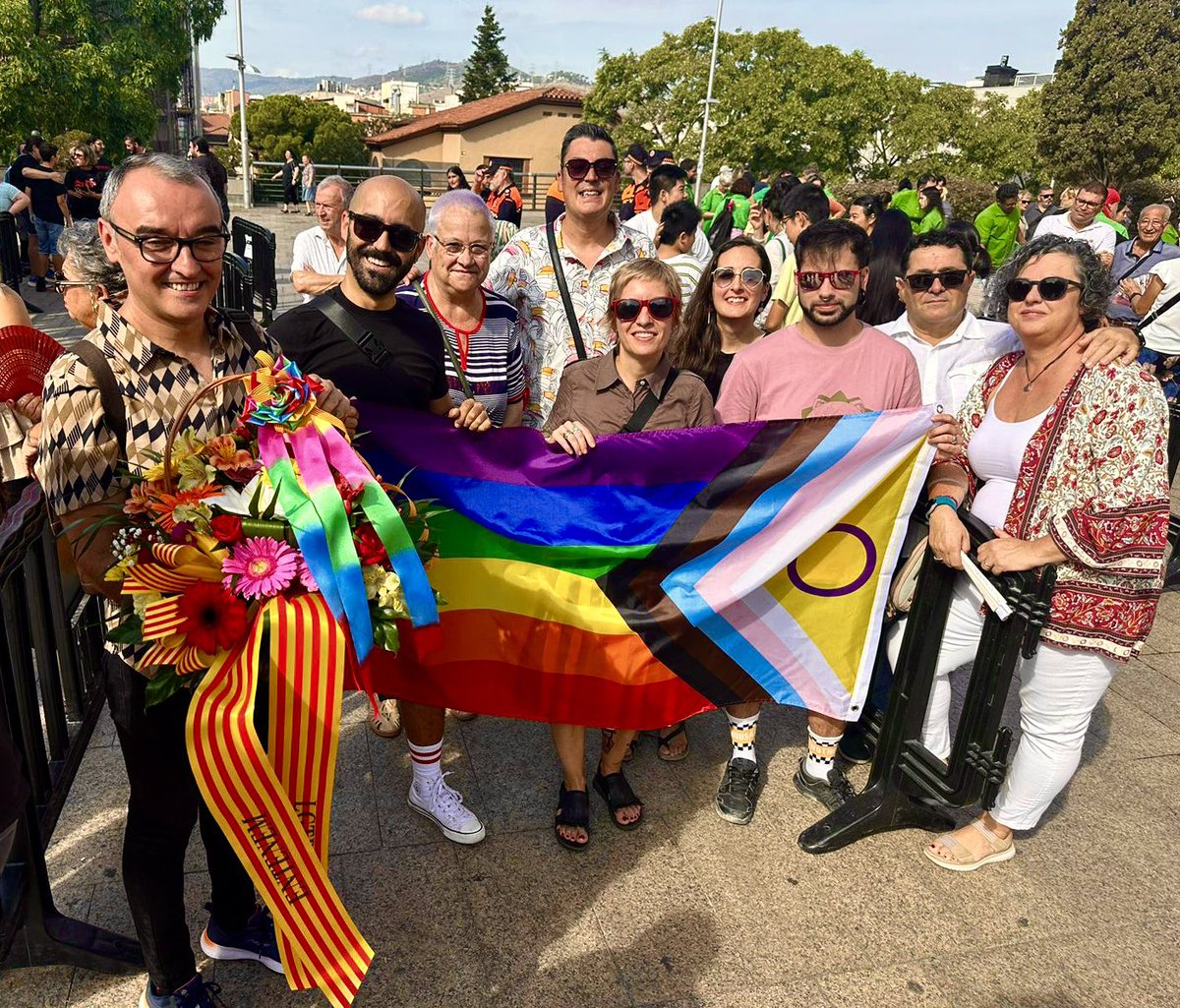 Des d’<a href="/Entenem_SCLGTBI/">Entenem Santa Coloma LGTBIQ+ 🏳️‍🌈🏳️‍⚧️</a> participem a l’ofrena floral de la #Diada2023 a #SantaColoma! 🏳️‍🌈🏳️‍⚧️
