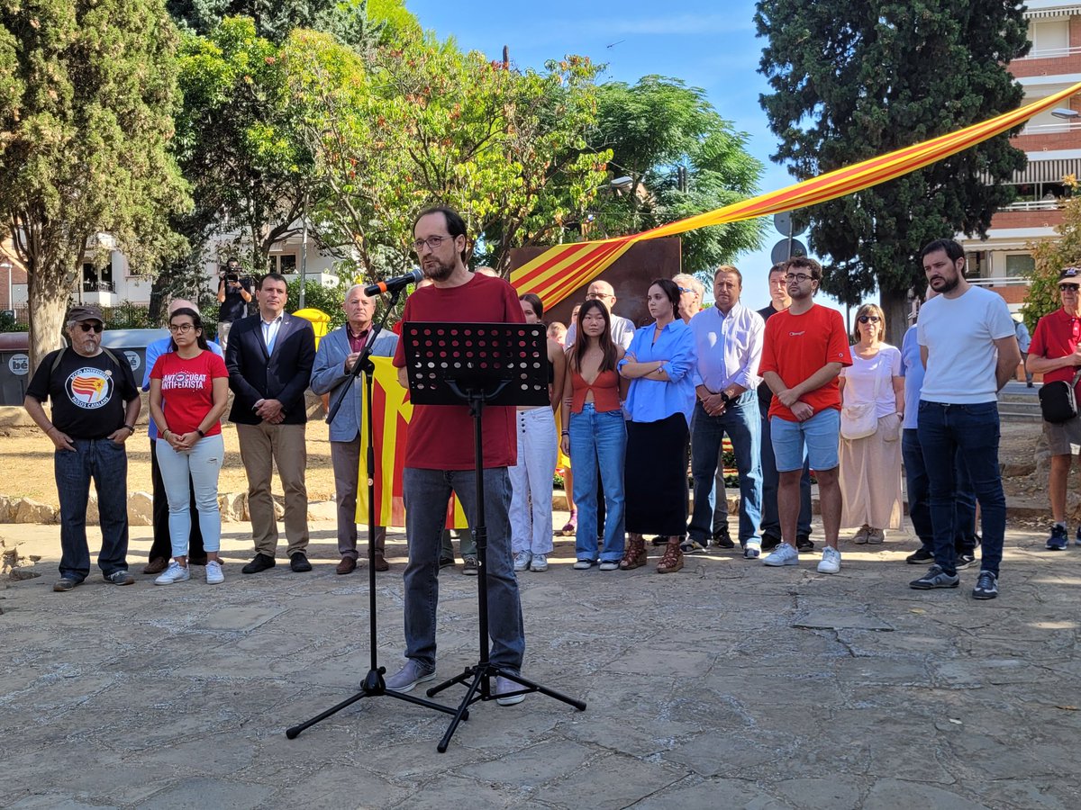 ercsantcugat's tweet photo. #DIADA2023 📸 I Com cada any, participem en les ofrenes florals d'entitats i partits a #SantCugat i #Valldoreix, juntament amb la militància del @joventsantcugat. Bona Diada i Visca Catalunya Lliure! 💛✊️ https://t.co/lsg6me2EPm