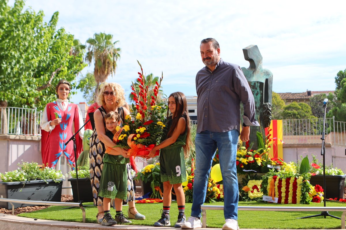 CBEsparreguera's tweet photo. Fotografia de l'ofrena floral a l'acte institucional de l' @esparreguera https://t.co/Xk2BYQLTnz