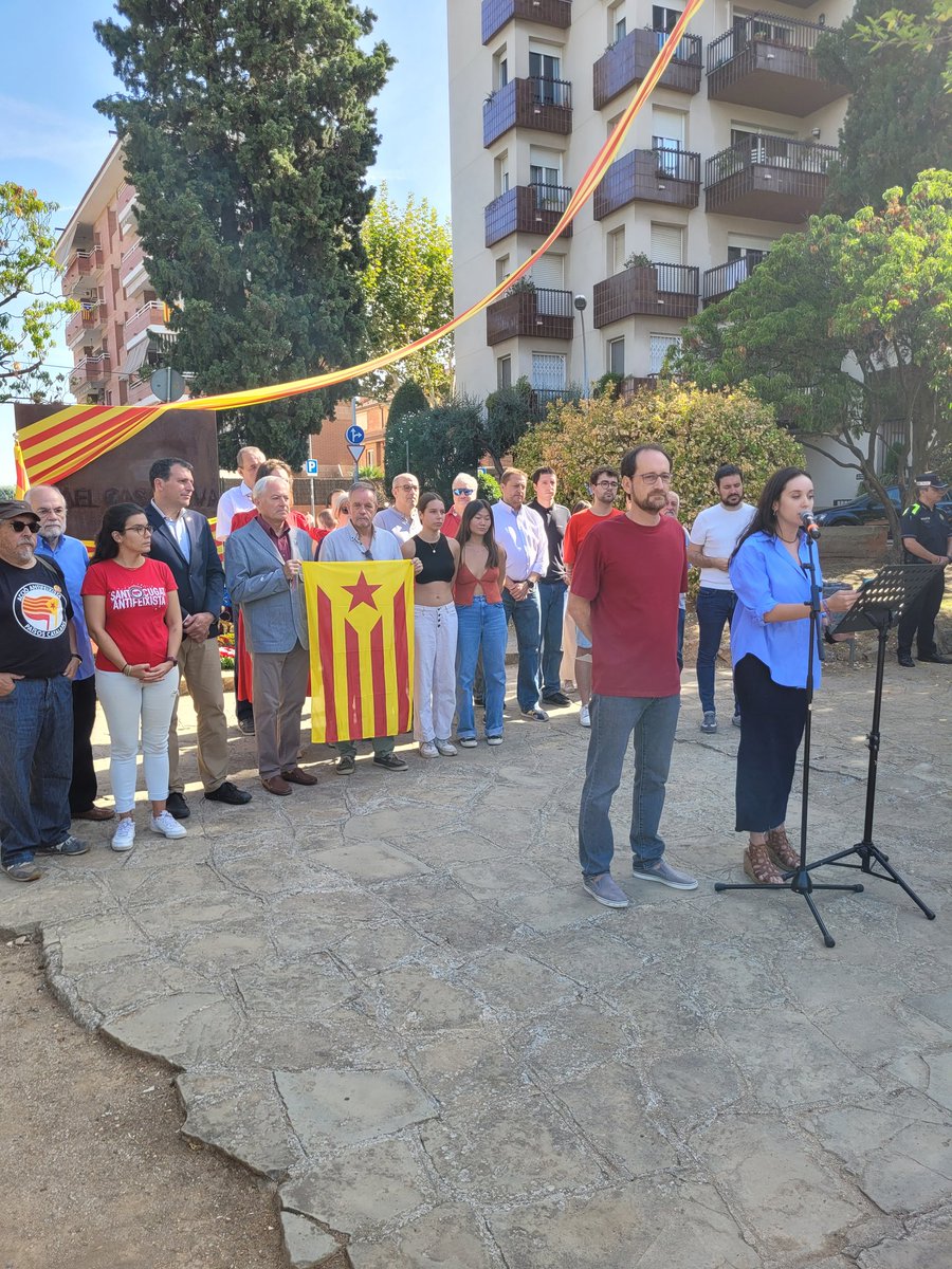 ercsantcugat's tweet photo. #DIADA2023 📸 I Com cada any, participem en les ofrenes florals d'entitats i partits a #SantCugat i #Valldoreix, juntament amb la militància del @joventsantcugat. Bona Diada i Visca Catalunya Lliure! 💛✊️ https://t.co/lsg6me2EPm