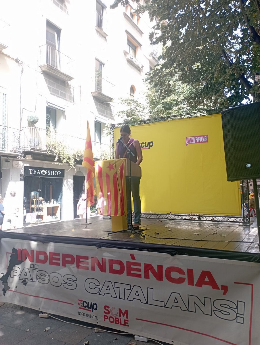 ipssalt's tweet photo. 👉🏼Des d'IPS-CUP presents a l'acte de la Diada nacional de la @cupnordoriental.
✊🏼La nostra companya saltenca  @martaguillaumes obre l'acte.

Per la #Independència! 
Pel #socialisme! 
Visca la Terra! https://t.co/YpaxH5XZ47