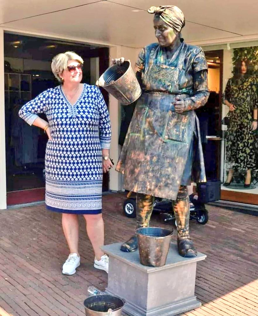Ook Hetty Vermaas van Vermaas Mode ging afgelopen zaterdag graag op de foto met haar gesponsorde 'levende standbeeld'. Ook zij is blij met alle activiteiten op de winkelpromenade Kerkbuurt in #Sliedrecht Fijn dat onze vrijwilligers zo veel steun krijgen uit ons dorp.