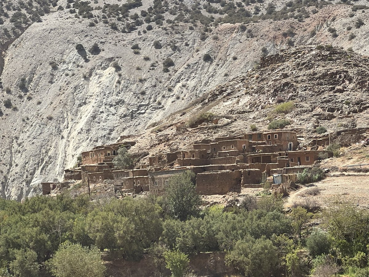 K_Rouissi's tweet photo. Déjà une leçon à retenir du séisme : nous avons encore des enseignements à tirer de l’habitat vernaculaire, certains anciens douars ont résisté là où des constructions récentes limitrophes ont subi des dégâts importants. https://t.co/Eu9OjHb3rD