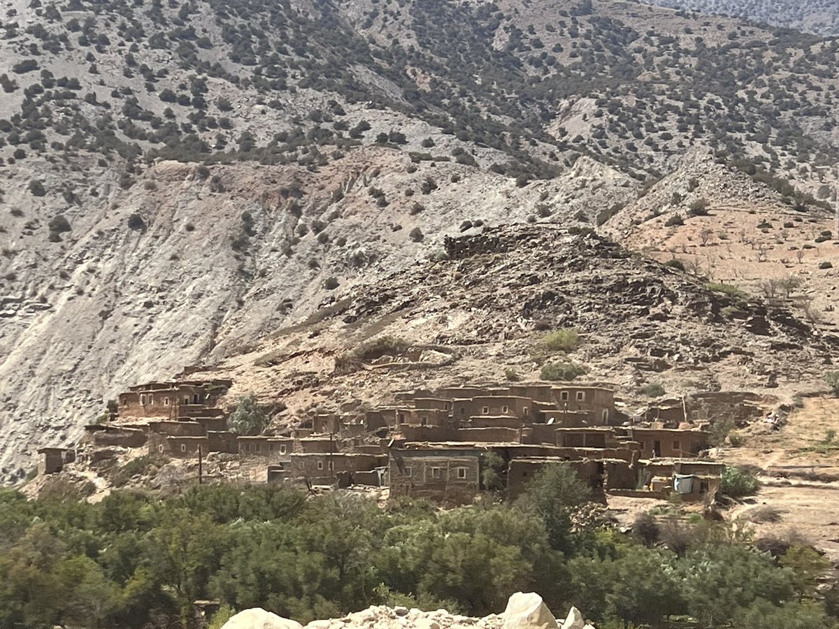 K_Rouissi's tweet photo. Déjà une leçon à retenir du séisme : nous avons encore des enseignements à tirer de l’habitat vernaculaire, certains anciens douars ont résisté là où des constructions récentes limitrophes ont subi des dégâts importants. https://t.co/Eu9OjHb3rD