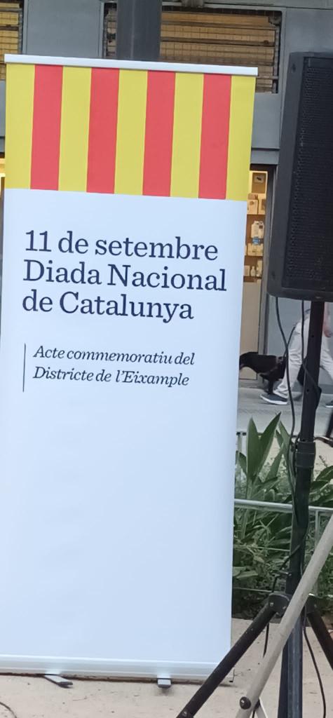Feliç Diada de Catalunya a totes i tots! A l'#Eixample ho vam celebrar a la nova plaça de Consell de Cent amb Girona amb les poesies de <a href="/BCNSlam/">Poetry Slam Barcelona</a> i les veus de la Coral Harmònics.