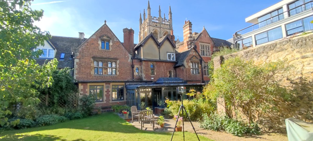 Laser_Surveys's tweet photo. Today we are working in beautiful Oxford, where the weather has decided to grace us with clear blue skies and sunshine (after a rather miserable summer, it's nice to finally have some nice weather!) 👷🌞

#surveying #measuredsurvey #elevations #oxford #sunny #laserscanning #faro https://t.co/lWTaw1nxyG