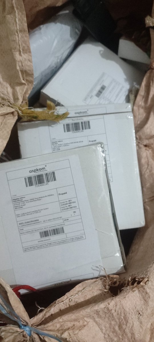 ashugaur's tweet photo. #dtdc #mathura @DTDCIndia 
Sellers switching and relying on DTDC Beware
Switch to any other shipping company but don't opt dtdc #Mathura 
Packages lie in their office after Scan for days or no one picks up packages. https://t.co/enL7Gh8blQ
