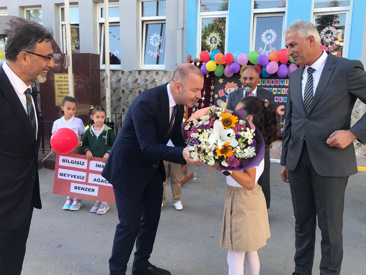 nlfrkymakamligi's tweet photo. 2023-2024 eğitim öğretim yılının başlaması nedeniyle İlçemiz Kaymakamı Murat SÜZEN, NOSAB İlkokulu ziyaret ederek, öğretmenlere ve öğrencilere başarılı bir eğitim-öğretim yılı diledi. https://t.co/73iyMczWyE