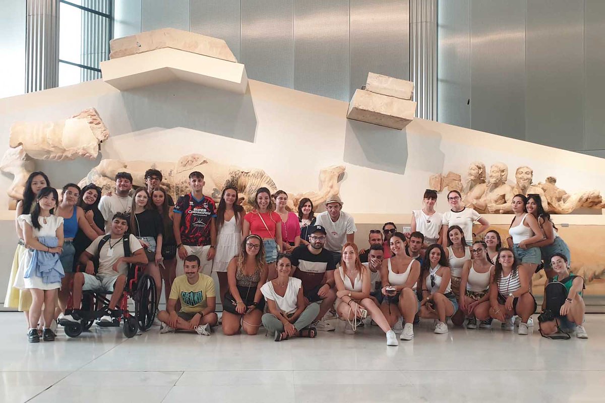 unict_it's tweet photo. Insegniamo turismo viaggiando. Per 35 #studenti del corso di laurea in Scienze del #Turismo del #DiSFor di @unict_it un’occasione per consolidare la conoscenza dei beni #archeologici e culturali di #Atene
Su #UnictMagazine di #Unict
https://t.co/CBrRcmuGRA https://t.co/1uKyNnlYuQ