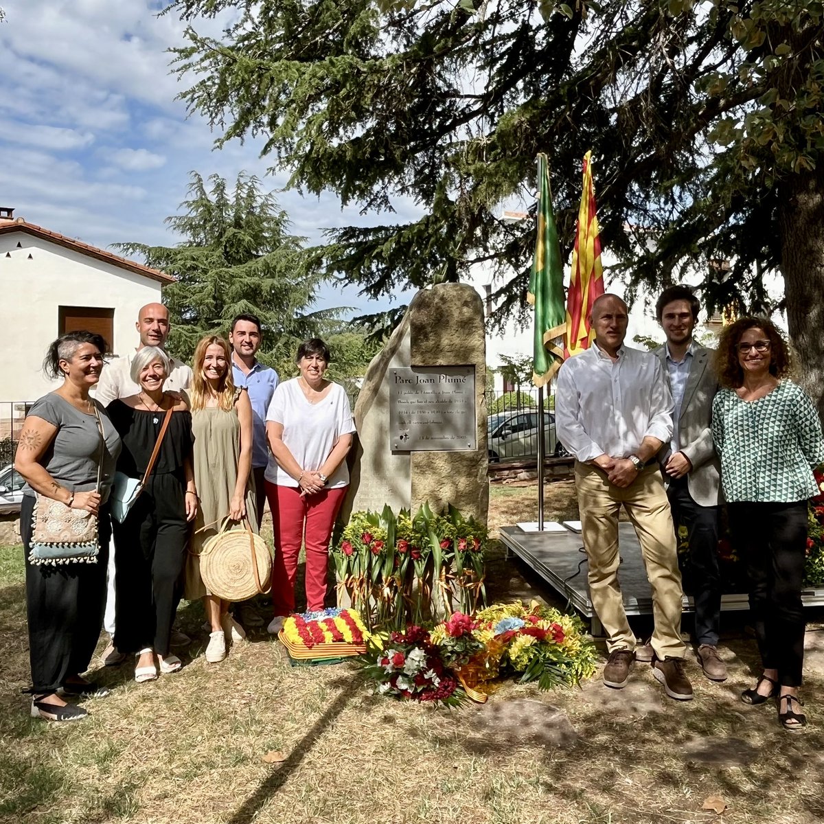 ametllat's tweet photo. Membres d’Ametlla’t, després de la ofrena floral, davant del monòlit en record a Joan Plumé, alcalde de l’#AmetlladelVallès entre el 1933 i 1934 i 1936 i 1939, i els seus companys.

Visca l’Ametlla i visca Catalunya! https://t.co/SqMknyaV2D