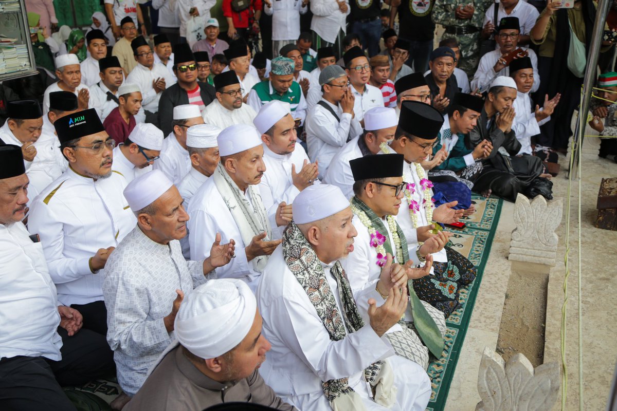 voiceofpkb's tweet photo. Gus @cakiminow bersama Mas @aniesbaswedan melakukan rangkaian acara terakhir dari “tour de Wali Songo” yang ditutup dengan ziarah di Makam Sunan Ampel, mereka menyebut bahwa ziarah merupakan bagian dari napak tilas dan menelusuri sejarah panjang dakwah Islam di Indonesia💚🇮🇩

#GusIminAniesZiarah
#PaslonAswajaNKRI