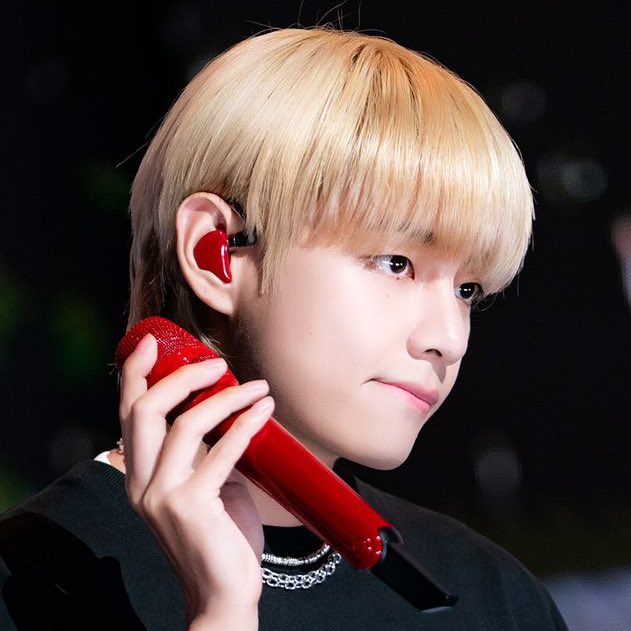 vmroll's tweet image. SUCH A DOLL FACE???