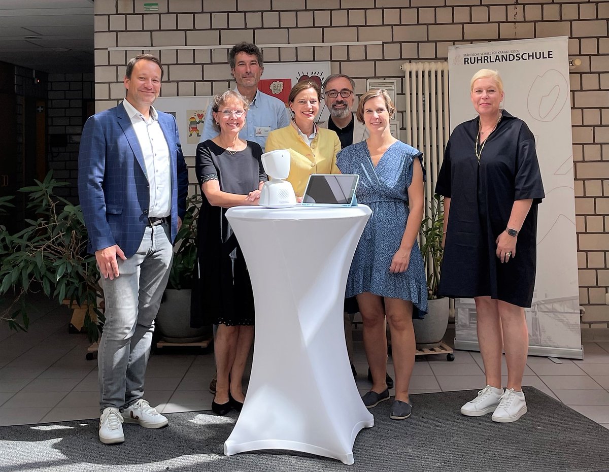 Vor kurzem durften wir den #ersten #Avatar an die Klinikschule der Stadt <a href="/Essen_Ruhr/">Stadt Essen</a> am <a href="/UniklinikEssen/">Uniklinikum Essen</a> überreichen. Danke an <a href="/muchtarAl/">Muchtar Al Ghusain</a> und Weitere, für das gelungene Treffen! #Lebensqualität bei #Krebs verbessern, #Schulbildung fördern, #Isolation vermeiden