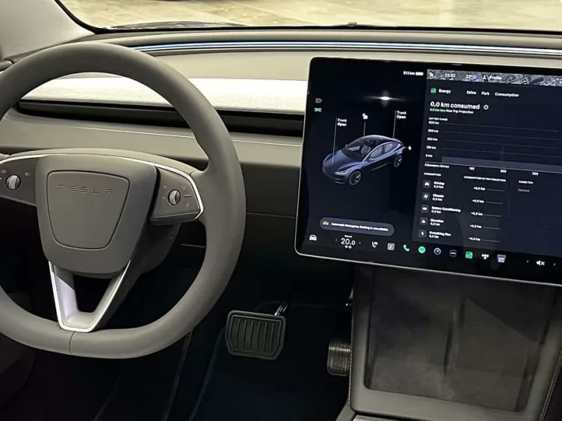 Nuova Tesla Model 3, le frecce al volante non convincono: 'Che incubo alle rotonde' auto.everyeye.it/notizie/nuova-…