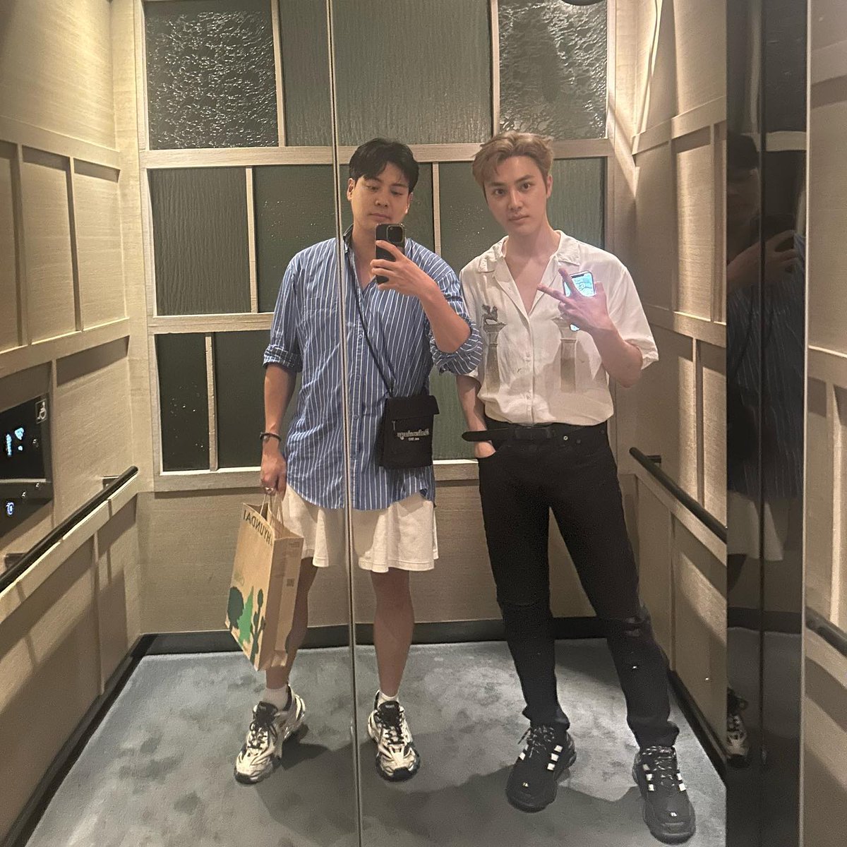 TheBoyzFrance's tweet photo. #JUHAKNYEON | 030923 ー INSTAGRAM (1/2)
theo_1120 a posté des photos en compagnie de JuHaknyeon.
"Badaboum, voyage avec Haknyeon-ie.
#SuperSympa #OnSeReferaUnVoyage #RetourAuQuotidien"
🍊 https://t.co/RkRykL0wX4
Cr. theo_1120
Fr. Kymee | THE BOYZ France
#더보이즈 @WE_THE_BOYZ https://t.co/Lyeo5qcx8g