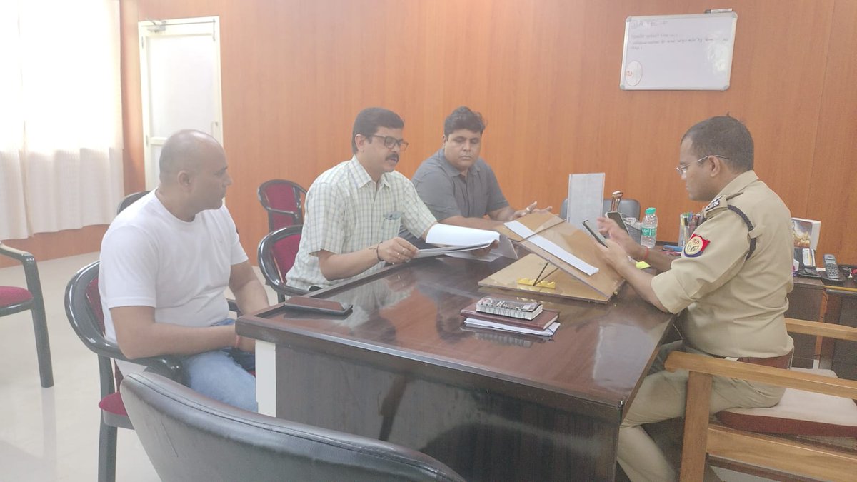 DCP_Noida's tweet photo. #जनसुनवाई- 
@DCP_Noida द्वारा पुलिस उपायुक्त कार्यालय में अपनी शिकायत लेकर आये आगंतुकों से वार्ता कर उनकी शिकायतों का मौके पर निस्तारण किया जा रहा हैं व अधीनस्थो को भी शिकायतो के समयबद्ध व गुणवत्तापूर्वक निस्तारण करने हेतु निर्देशित किया गया।
@Uppolice @dgpup @noidapolice https://t.co/2bOSRzbhyd