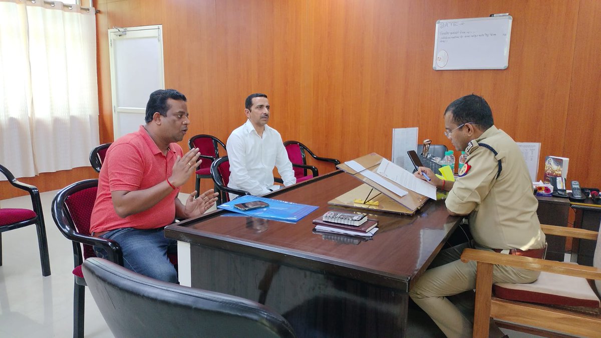 DCP_Noida's tweet photo. #जनसुनवाई- 
@DCP_Noida द्वारा पुलिस उपायुक्त कार्यालय में अपनी शिकायत लेकर आये आगंतुकों से वार्ता कर उनकी शिकायतों का मौके पर निस्तारण किया जा रहा हैं व अधीनस्थो को भी शिकायतो के समयबद्ध व गुणवत्तापूर्वक निस्तारण करने हेतु निर्देशित किया गया।
@Uppolice @dgpup @noidapolice https://t.co/2bOSRzbhyd