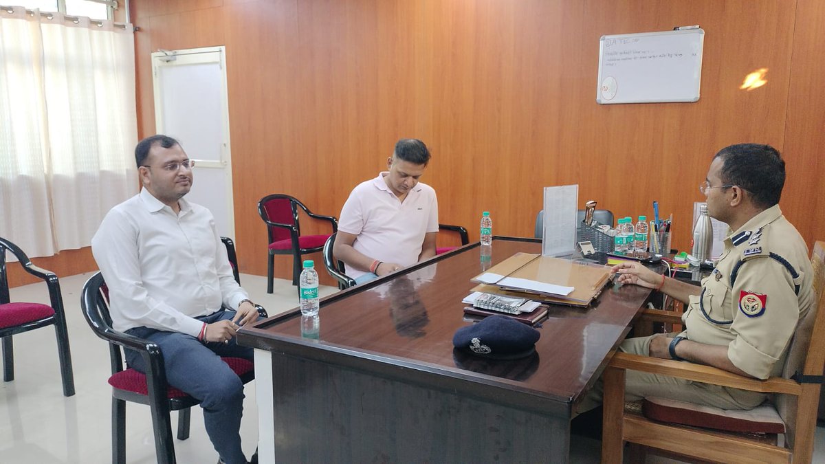 DCP_Noida's tweet photo. #जनसुनवाई- 
@DCP_Noida द्वारा पुलिस उपायुक्त कार्यालय में अपनी शिकायत लेकर आये आगंतुकों से वार्ता कर उनकी शिकायतों का मौके पर निस्तारण किया जा रहा हैं व अधीनस्थो को भी शिकायतो के समयबद्ध व गुणवत्तापूर्वक निस्तारण करने हेतु निर्देशित किया गया।
@Uppolice @dgpup @noidapolice https://t.co/2bOSRzbhyd