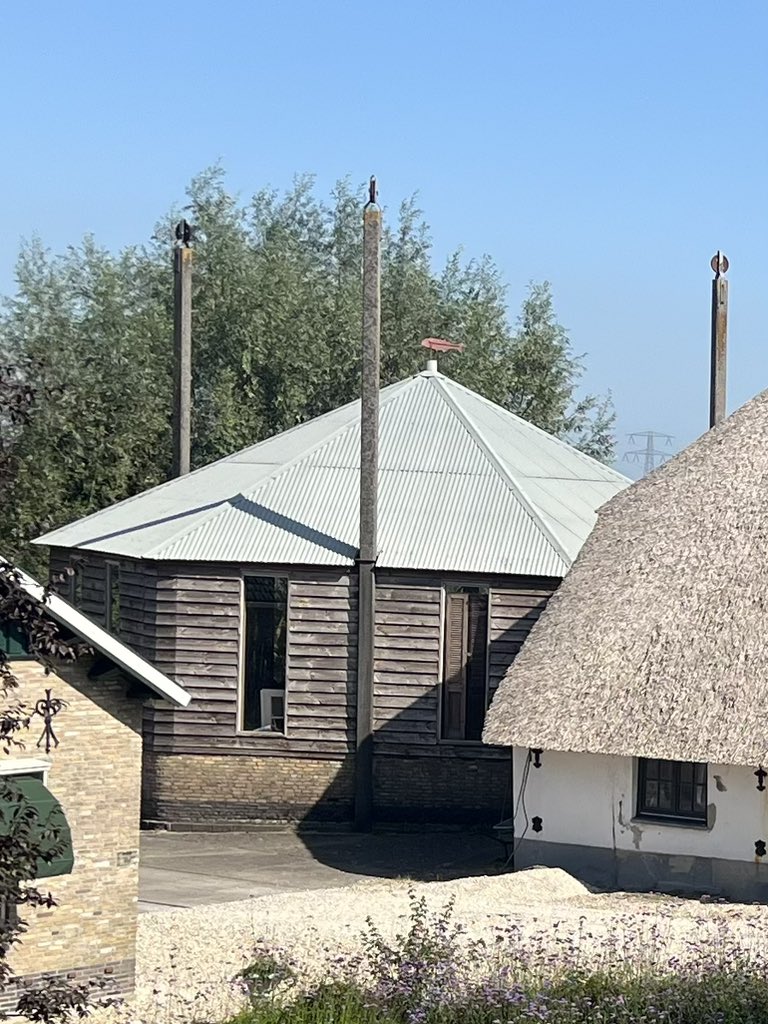 Qu for those with Dutch experience (@RantyHighwayman @Hackneycyclist ). Spotted a lot of these in the Gouda area, buildings with three posts with pulleys. Were they converted from Dutch-barn types but with a roof that could be raised/lowered as crop yields varied?