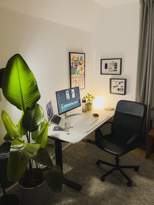 realistic computer desk setups📸 tweet media