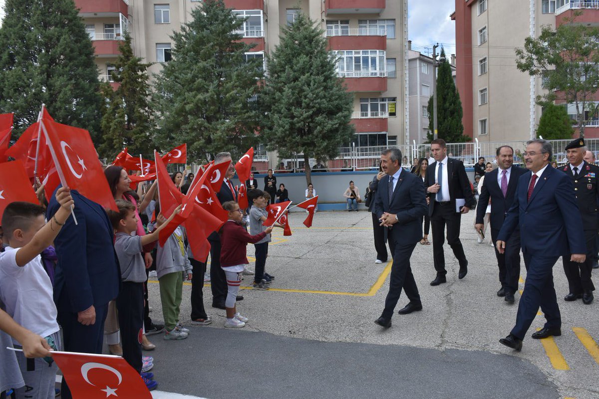 Edirne_MEM's tweet photo. 2023-2024 Eğitim- Öğretim Yılı İlk Ders Zili Çaldı.

Edirne Valimiz Sayın Yunus Sezer, öğrencilerimizin ilk ders heyecanlarına ortak oldu.

⏭️https://t.co/DQ9okBHQ4P

@tcmeb @edirne_valiligi @Dr_Onderarpaci https://t.co/7eeTsAbRHd