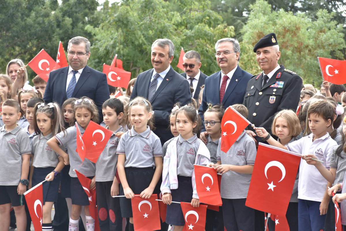 Edirne_MEM's tweet photo. 2023-2024 Eğitim- Öğretim Yılı İlk Ders Zili Çaldı.

Edirne Valimiz Sayın Yunus Sezer, öğrencilerimizin ilk ders heyecanlarına ortak oldu.

⏭️https://t.co/DQ9okBHQ4P

@tcmeb @edirne_valiligi @Dr_Onderarpaci https://t.co/7eeTsAbRHd