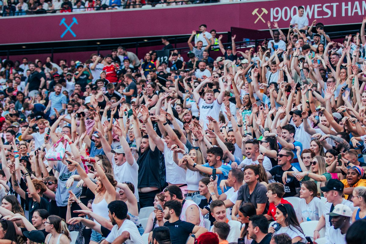 Love this picture ( 📸 <a href="/CharlieWoodward/">Charlie</a> )

Everyone with smiles on their faces having a great time. 🙌

One other thing i notice is that the vast majority of the people in that photo are in their 20's - not kids.

<a href="/Sidemen/">Sidemen</a> fans have grown up with the lads and still follow them✊