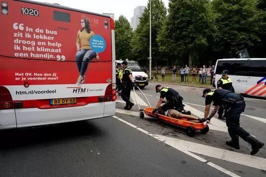 Lol @ de arrestantenbus op de A12 😅