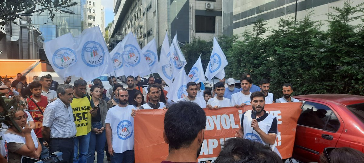 Nakliyatsendika's tweet photo. Trendyolda işten atılan PTT-Sen üyesi işçiler,Trendyol Esenyurt Depo önünde sürdürdükleri direnişlerini bugün  Ayazağa da bulunan Trendyol Genel Müdürlüğü önüne taşıdı. Sendika olarak 
Trendyol İşçileriyle Sınıf Dayanışmasındayız. Yaşasın Sınıf Dayanışması. Genel Başkanımız Ali Rıza Küçükosmanoğlu Trendyol Genel Müdürlüğü önünde bir konuşma yaptı. 
@ptt_sen @DGDSEN