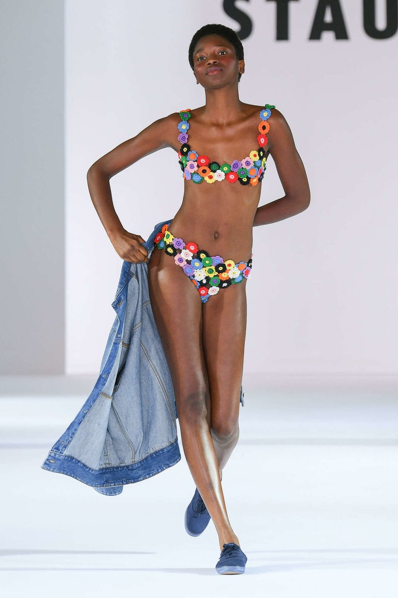 kendam_com's tweet image. Staud Spring Summer 2024 collection fashion show at New York Fashion Week SS24 (September 10, 2023) kendam.com/news/fashion-s… 

#Staud #SS24 #Runway #FashionWeek #NewYork #NYFW #Kendam