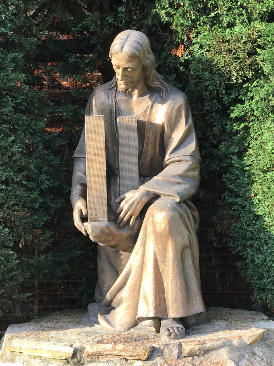LukasNovo89's tweet photo. Jesus embracing the Twin Towers outside a church in Brooklyn's Dyker Heights. https://t.co/LJYMgeeFAO