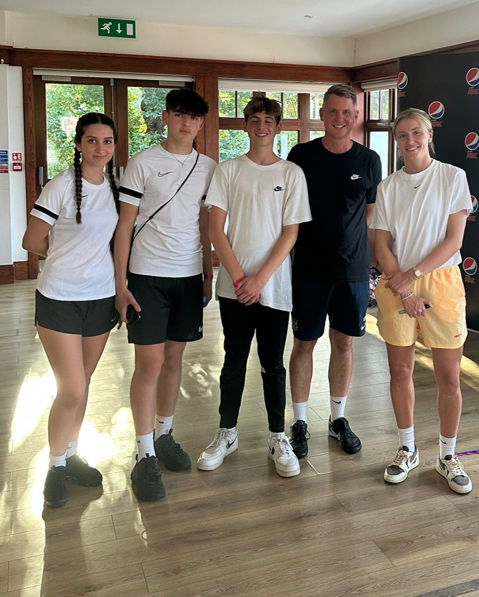 HarpendenColts's tweet image. The Clubs head coach George Lappas @GoldenGame86 &amp;amp; 3 young coaches we are mentoring via our PDC programme coached alongside @leahcwilliamson on Saturday. 

A great experience for all to work with the @Lionesses captain. 

#Coltsfamily #DevelopingCoaches

@HertfordshireFA