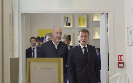 1703_collective's tweet photo. We are not picking just any place for our events 😎
President @EmmanuelMacron was interviewed by @HugoTravers at @weare_sh last week, where our exhibition “The Portrait at the Dawn of Web3” is currently on view.
with #EricNewton
Photos © #MarieFlament https://t.co/NBAQ1W7UIE