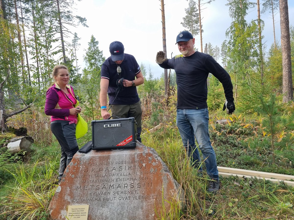 Valmisteluja. Tästä se lähtee aamulla, #metsämarssi2023.
Paikalla <a href="/mmm_fi/">MMM</a>'n <a href="/SariEssayah/">Sari Essayah</a>, <a href="/MTKry/">MTK</a>'n <a href="/MarttilaJuha/">Juha Marttila</a> ja <a href="/TiirolaMikko/">Mikko Tiirola</a> ja moni muu.
Kaikkea hyvää metsistä kaikille meille. Hyppää hienoihin maisemiin ja vaikka metsäjoogaan osoitteessa metsamarssi.fi!🤠👍