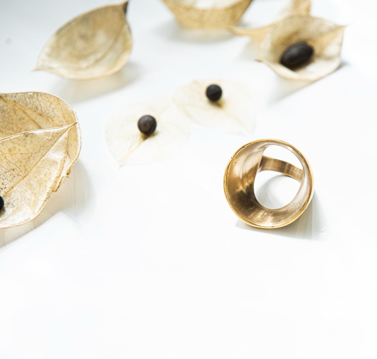 AdeleDejak's tweet image. Finding beauty in the tiniest details. 🔍💕 #ExquisiteCraftsmanship #ArtistryInMetal

#AdeleDejak #sustainablefashion #jewellerylover #madeinKenya #handmade #brassjewellery #Africanjewellery #Africanluxury #affordablekuxury #brassjewellery #recycledbrass