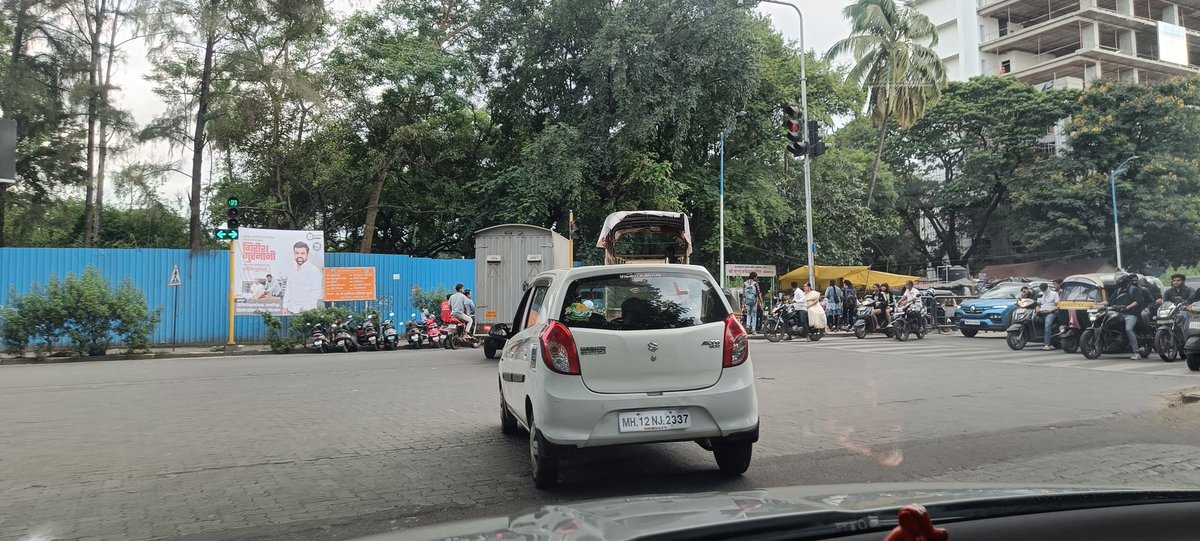 Chaotic green signal timing on Karve road signal at Mayur colony junction,Mrutyunjay mandir ....variable timings from green for 3 secs to 32 secs ..causing possibilities of accident.pl look into the matter. #punetrafficpolice