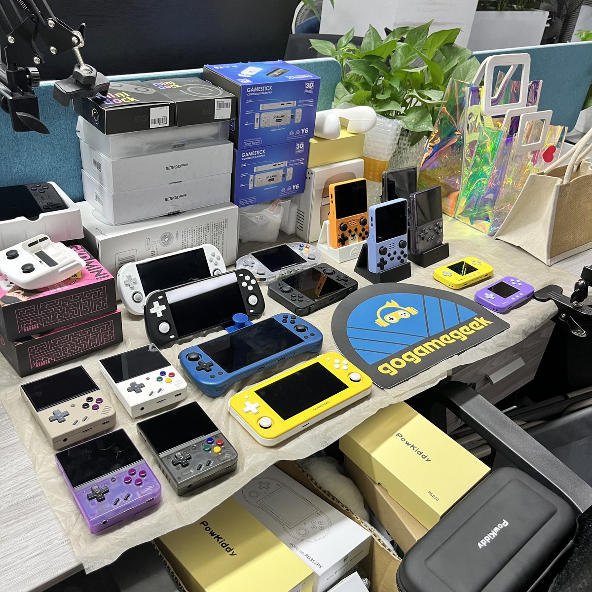 gogamegeek's tweet image. Monday, organizing my gaming console table.
#gogamegeek #retrogamer #miyoo #anbernic #powkiddy