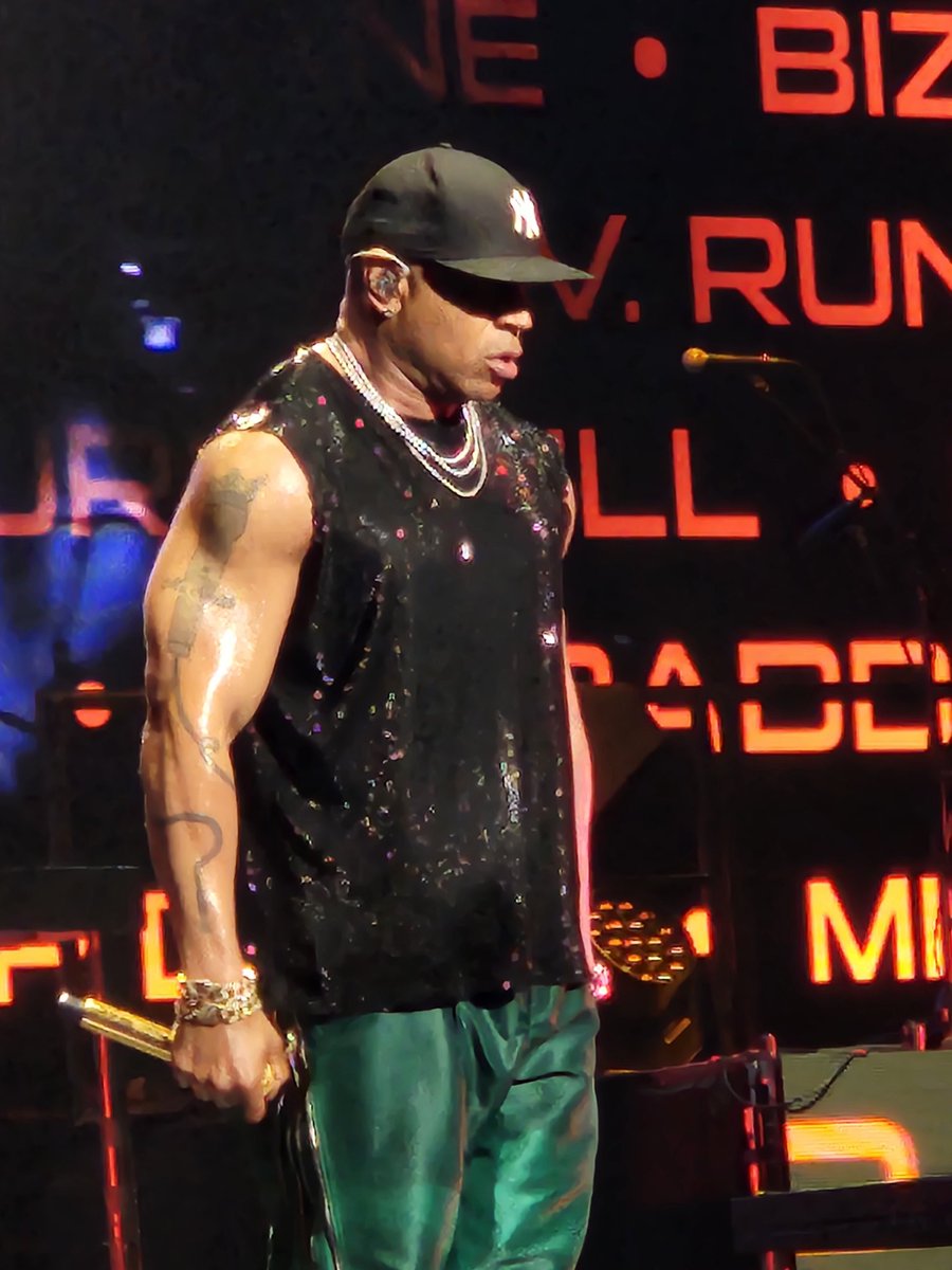 KnuckleheadzRap's tweet photo. @llcoolj killed in Raleigh last night! Thanks for doing "Nitro," "It Gets No Rougher" and "Kanday!" Deep cuts! Amazing show!! #forcetour https://t.co/a4IxrkzLux