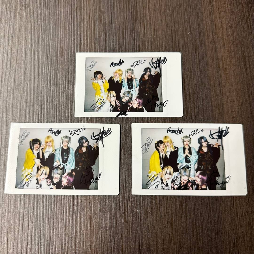 mercuro_info's tweet photo. 【🎁プレゼント企画✨】

🎌マーキュロ🎌

👘浴衣(名古屋)集合チェキ
⛩️法被集合チェキ

全メンバーサイン入り集合チェキをランダムで【抽選で6名様】にプレゼント🎁

当たりチェキをライブにお持ち頂くと10秒動画券1枚プレゼント🎫

💡応募条件
1️⃣このアカウントのフォロー✅
2️⃣このツイートのRT🔁

#マーキュロ
#拡散希望