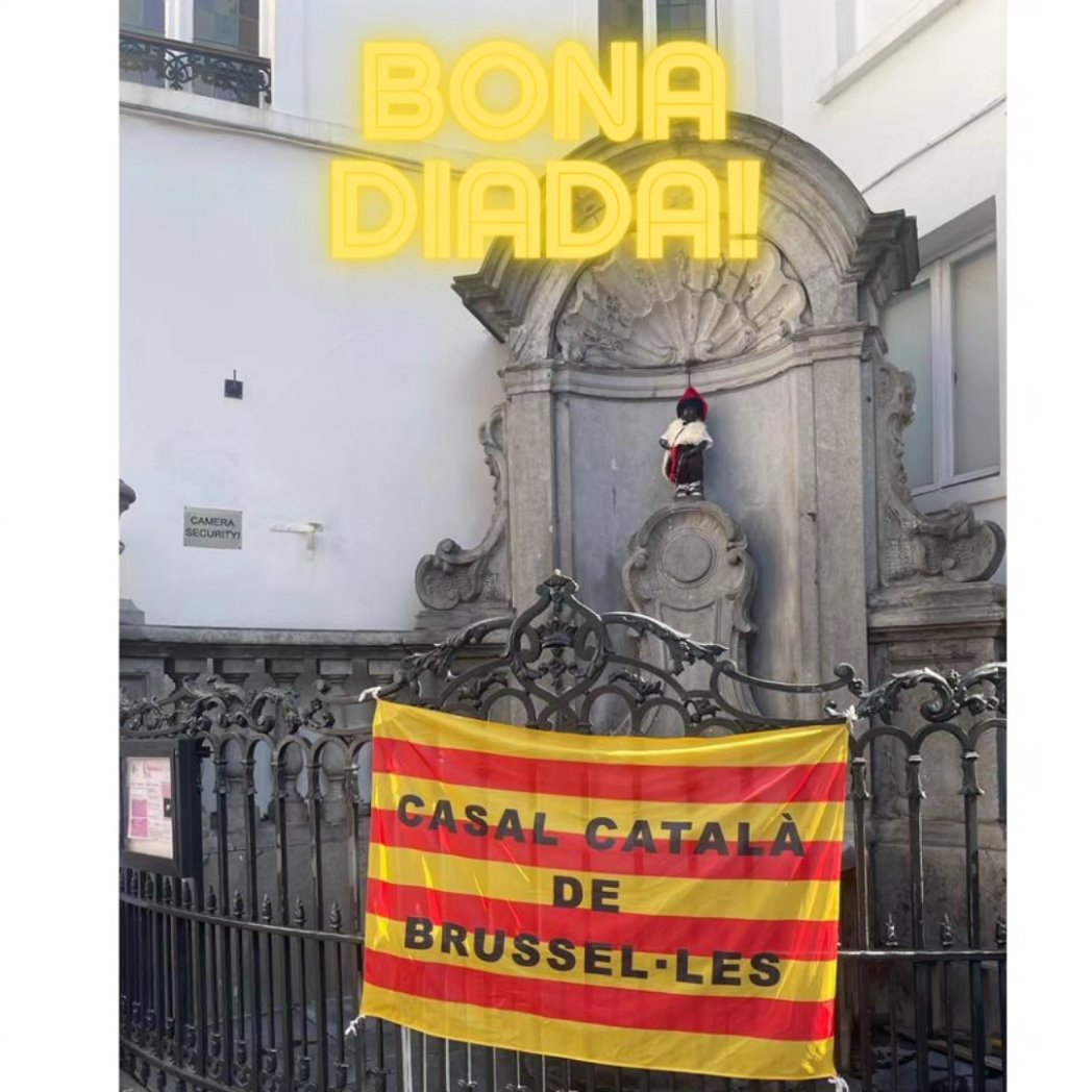 CasalCatBRU's tweet photo. Bona Diada a tothom des del centre de Brussel·les amb l'entranyable Manneken pis vestit de catalanet per l'ocasió! 
#11setembre #SomCasal https://t.co/h5yiRje6mb