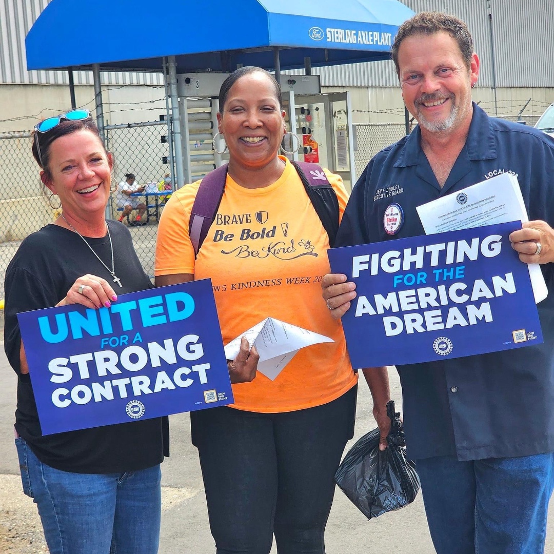UAW's tweet photo. EVERY AUTO JOB A GOOD JOB!

Members of #UAW Local 228 (Region 1) are ready to stand together for a strong contract!

Join the movement to win justice on and off the job!

Go to the Big Three bargaining hub for updates:
https://t.co/LNeuG4BZX1

 #StrikeReady #1u #StandUp https://t.co/CSh7DOAXDZ