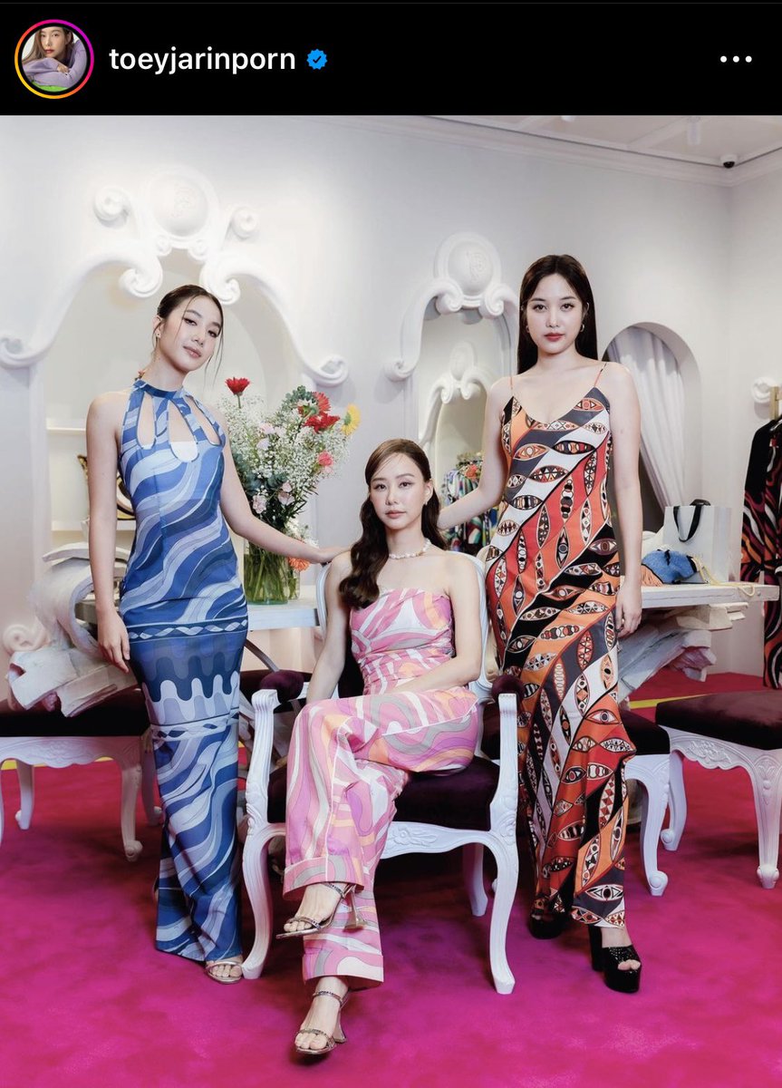 sunnan29's tweet photo. Oh my, oh my, oh my gosh ว๊ายเพิ่งเข้าใจงานอีเว้นท์วันก่อนที่โจไป ว่าเค้าดึงสาวๆ แบบ Number One ในช่วงนี้ของแต่ละสายงานมาเลยอ่ะ พี่เต้ยสายละคร พี่ฟรีนสายซีรี่ น้องโจริญสายTPOP โหเจ้าของงานคือ👍เริศ💓 #Jorin4EVE #4EVE
#PUCCIxJorin
#PUCCI
#PUCCITHAILAND
#InitialsEP https://t.co/9M1WMvbYW5