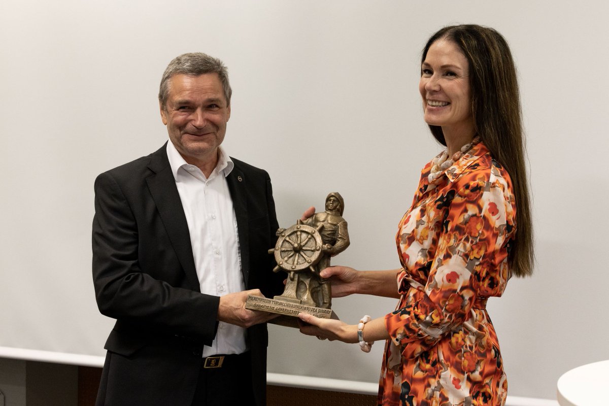 Ministeri <a href="/LuluRanne/">Lulu Ranne</a> luovutti tänään merikapteeni Matti Aaltoselle Merenkulun turvallisuuspalkinnon mittavasta urasta merenkulun turvallisuutta edistävissä viranomaistehtävissä. Lämpimät onnittelut Matti! 🌹
traficom.fi/fi/ajankohtais…
@Merimieskirkko #merenkulku #meriturvallisuus