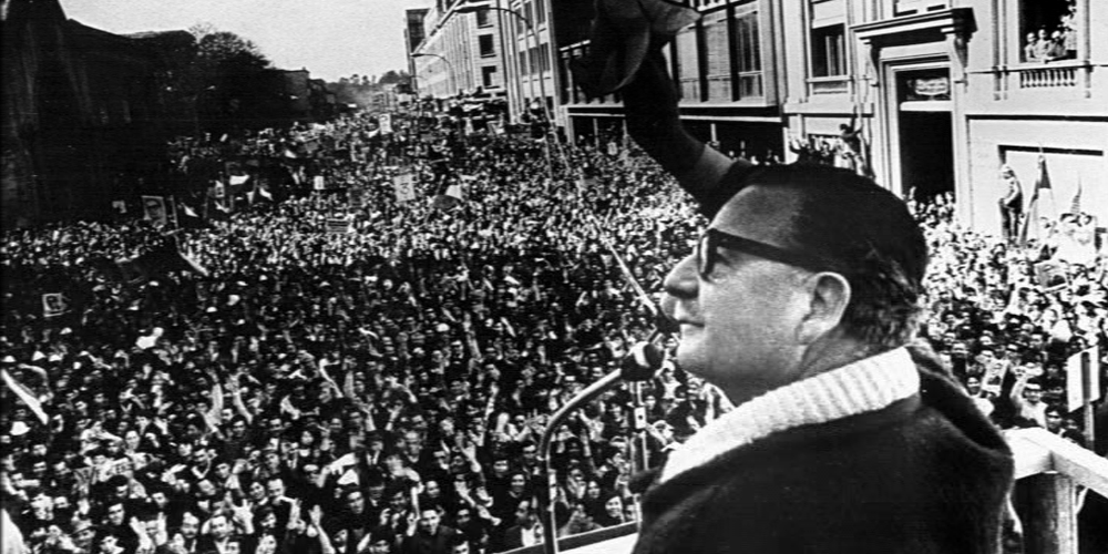 🇨🇱 50 ans après, n'oublions pas ! En ce jour, nous commémorons la disparition de Salvador Allende. Ce président porteur d'espoir et des luttes du peuple chilien, fut victime du coup d'État mené par Pinochet, entraînant le pays dans une dictature sans pitié.
#SalvadorAllende