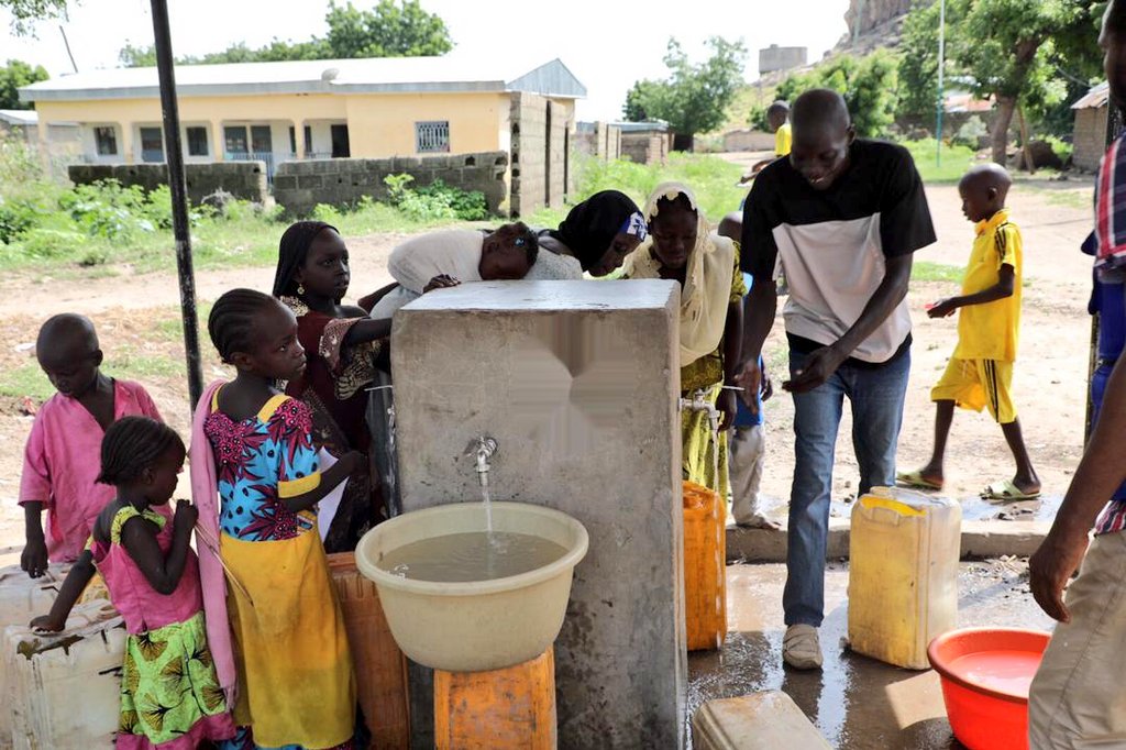 PNUDCameroun's tweet photo. #UNDP Regional #Stabilisation Facility continues to impact lives in #FarNorth🇨🇲.
The Facility is ensuring #WaterSecurity in affected communities through the provision of #SolarPowered #WaterPoints 🚰, for drinking, agriculture, livestock drilling, & more.
#InnovativeSolutions https://t.co/68iQuNEOcO