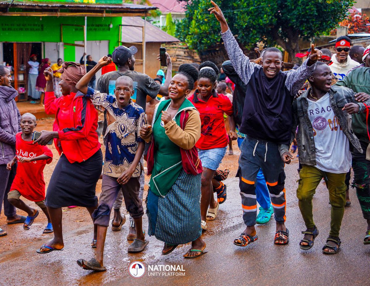 NubianBukenAli's tweet photo. Even the rain has not stopped the crowds along the way to Hoima to show love to the one and only @HEBobiwine https://t.co/qdvb4nVluN