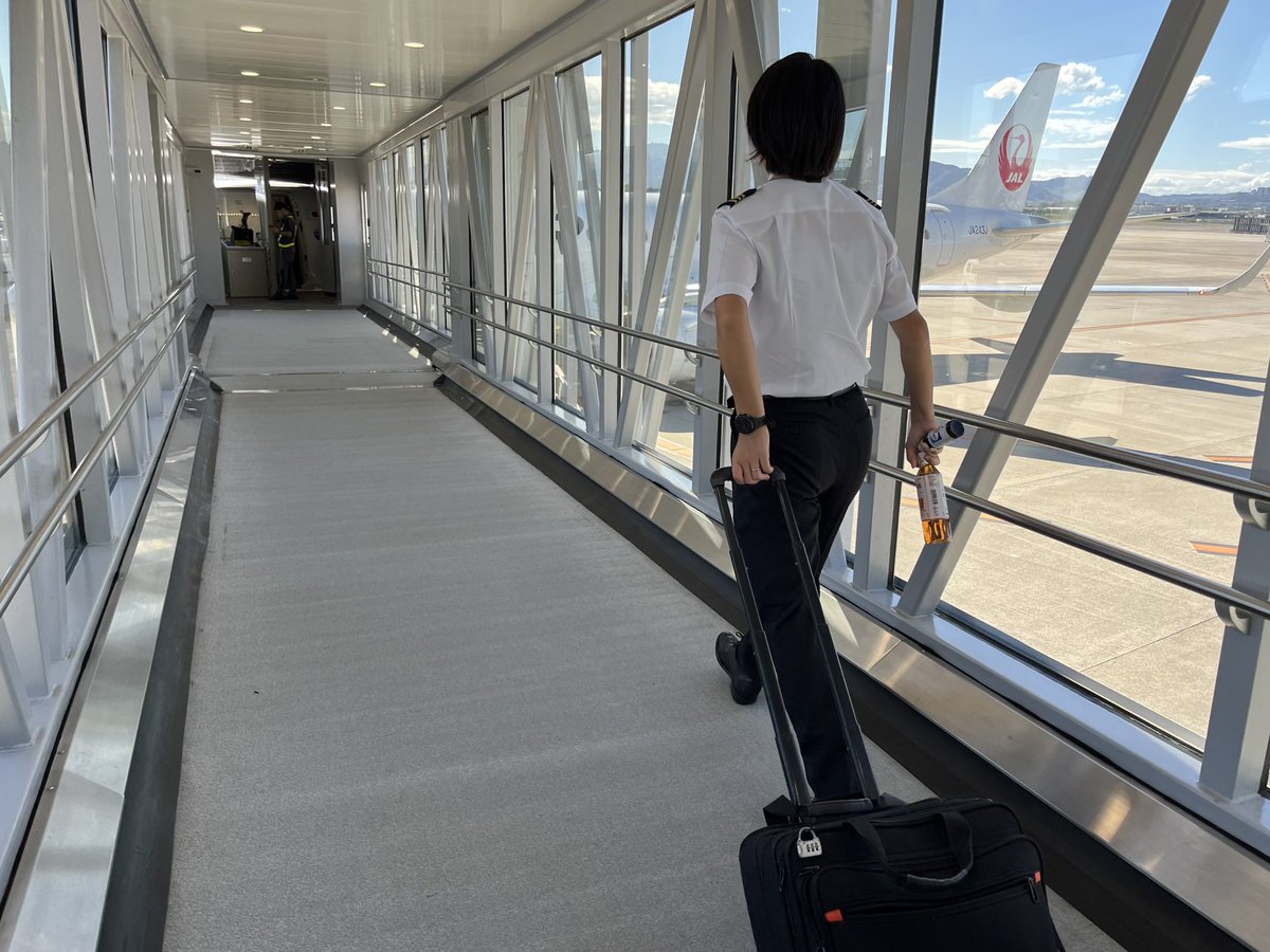 JAIR_officialjp's tweet photo. 機長Aです❗️
本日昼に投稿の、副操縦士Kが
ラグビー好きな理由は...
実は彼女
#女子ラグビー #元日本代表選手 🌸
でした！
現役は退きましたが、休日は審判員として活躍中🏃
グランドでKを見つけたら #リポスト を✨🤣

日本代表の次戦は18日(月) 
日本時間4:00～ イングランド戦❗️🏴󠁧󠁢󠁥󠁮󠁧󠁿
ガンバレ日本❗️🇯🇵 https://t.co/Xiqe2TEolO
