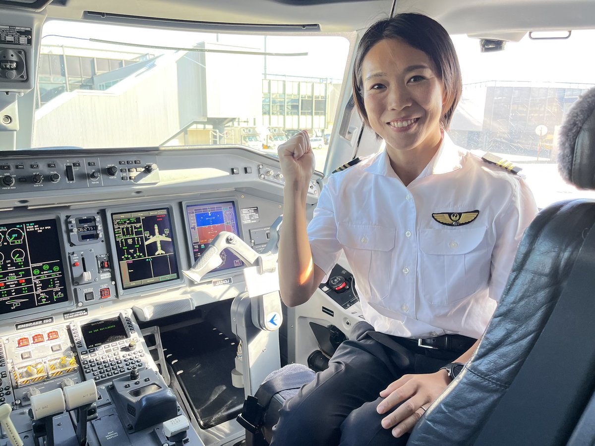 JAIR_officialjp's tweet photo. 機長Aです❗️
本日昼に投稿の、副操縦士Kが
ラグビー好きな理由は...
実は彼女
#女子ラグビー #元日本代表選手 🌸
でした！
現役は退きましたが、休日は審判員として活躍中🏃
グランドでKを見つけたら #リポスト を✨🤣

日本代表の次戦は18日(月) 
日本時間4:00～ イングランド戦❗️🏴󠁧󠁢󠁥󠁮󠁧󠁿
ガンバレ日本❗️🇯🇵 https://t.co/Xiqe2TEolO