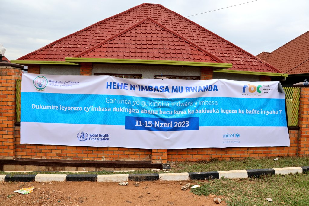 Umuyobozi Nshingwabikorwa w'Akarere wungirije <a href="/HussAnnyMonique/">Huss Anny Monique</a>  yatangije igikorwa   cyo gutanga urukingo rw’imbasa dose ya kabiri ruhabwa abana kuva ku mwana ukivuka kugeza ku bafite imyaka 7. Uru rukingo kandi rurahabwa abana bashobora kuba baracikanywe na dose ya mbere. (1)